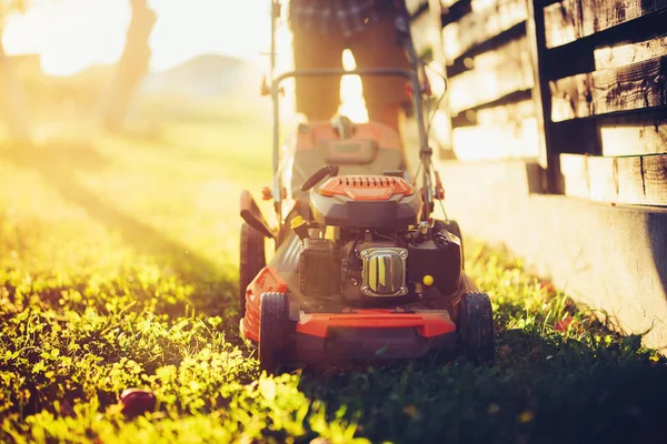 Detalles de paisajismo y jardinería. Trabajador que usa césped industrial —  Fotos de Stock