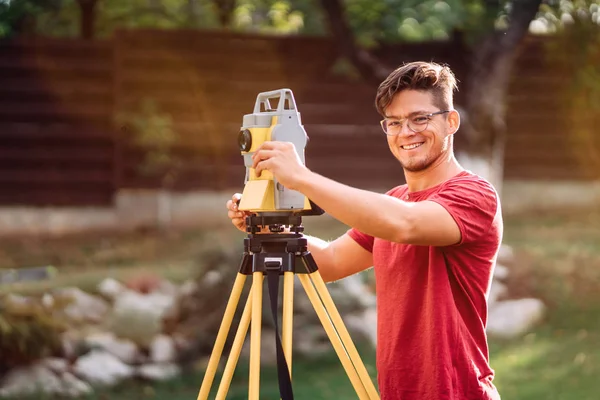 Landskapsplanering Detaljer-Survey ingenjör i trädgården höjd använda och arbeta med Theodolite — Stockfoto