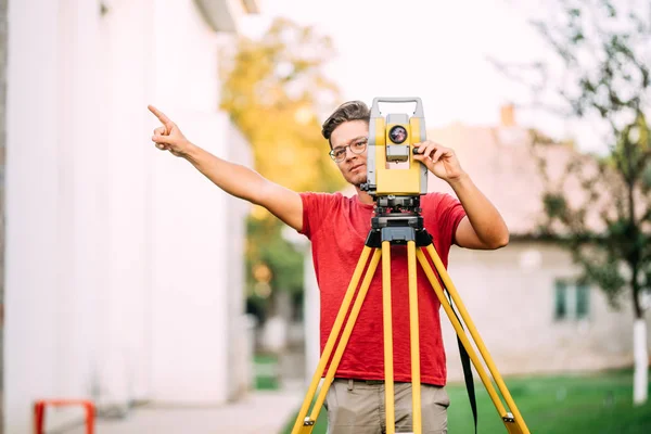 Kartograf ingenjör, lantmätare arbeta med totalstation byggplats höjd — Stockfoto