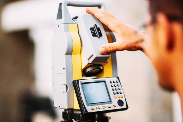 Close up details of survey engineer working with total station theodolite at landscaping project — Stock Photo, Image