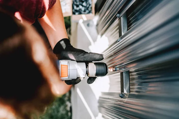 Industriële details van de werkende bouwvakker, met schroevendraaier — Stockfoto