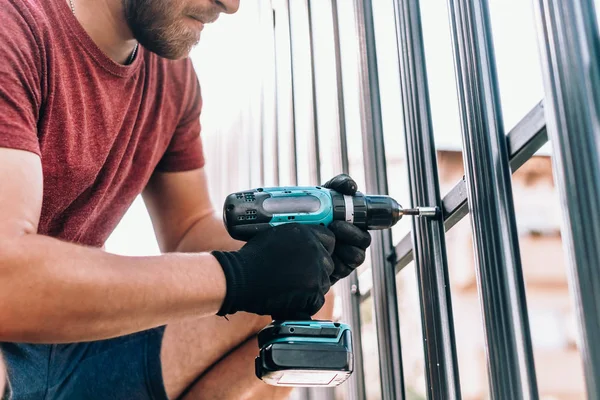 Trabalhador com parafusos de fixação de chave de fenda sem fio — Fotografia de Stock