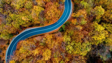 Dağ yolları ayrıntıları, renkli manzarayla trafik yok. 