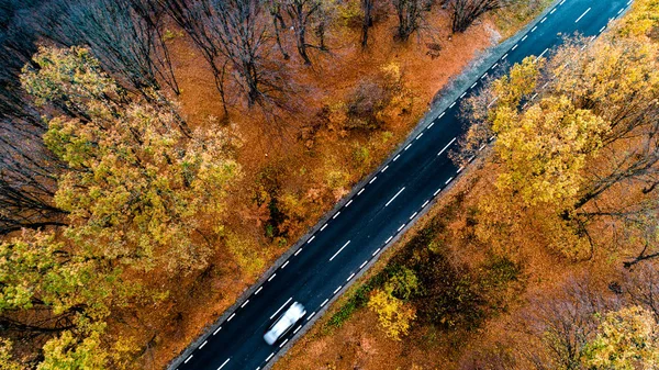 Hermoso paisaje aéreo de carretera forestal de montaña . — Foto de Stock