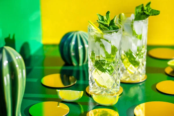Bebida Alcoólica Coquetel Rum Limão Com Limão Gelo Servido Frio — Fotografia de Stock