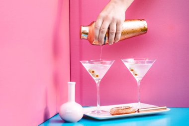 Zeytin ve votkalı bir bardak martini. Ba 'da alkollü içecekler soğuk servis edilir.