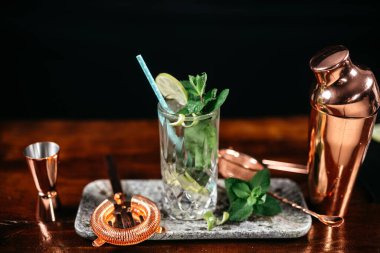 Lokanta, bar ve barda mojito kokteyli servis ediliyor. Uzun içki kokteyli konsepti
