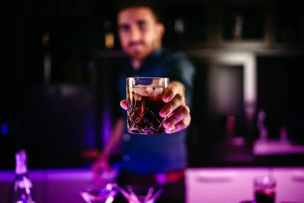 Portrait Bartender Preparing Fresh Cuba Libre Brown Rum Cola Lime — Stock Photo, Image