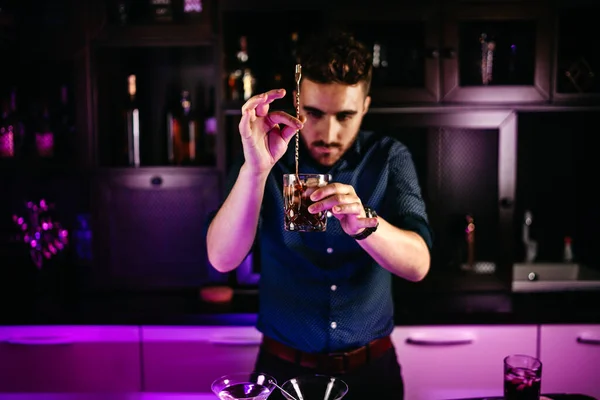 Portrait Bartender Preparing Fresh Cuba Libre Brown Rum Cola Mint — Stock Photo, Image