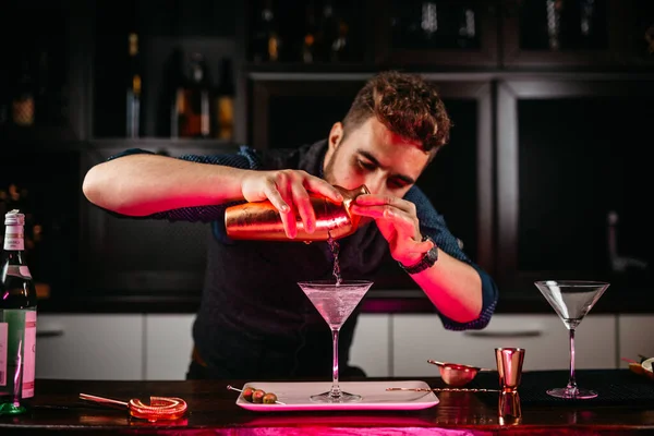 Profesionální Barman Připravuje Martini Olivami Baru Dry Vodka Martini Gin — Stock fotografie