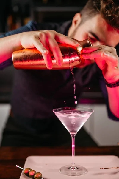 Profesionální Barman Nalévá Připravuje Martini Olivami Baru Dry Vodka Martini — Stock fotografie