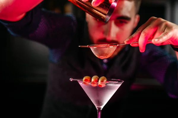 Bartender Profissional Derramando Preparando Martini Com Azeitonas Balcão Bar Detalhes — Fotografia de Stock