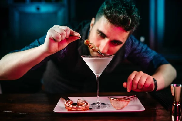 Bartender Profissional Preparando Martini Com Azeitonas Balcão Bar Vodka Martini — Fotografia de Stock