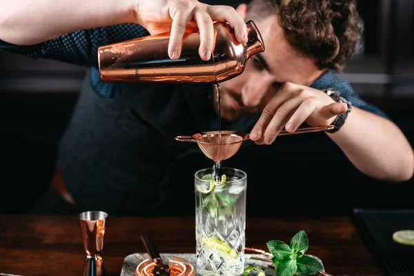 Especialista Bartender Barman Derramando Preparando Coquetéis Mojito — Fotografia de Stock