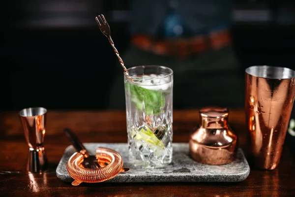 Professionell Bartender Förbereder Cocktails Med Mojito Vid Bardisken Gin Tonic Royaltyfria Stockfoton