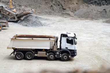 Endüstriyel makine detayları. Taş ocağında ve inşaat alanında yüklemek için bekleyen çöp kamyonları. Sektör ayrıntıları