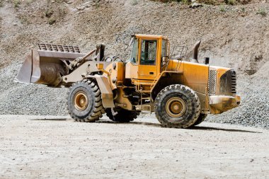 Otoyol inşaatında çalışan bir buldozer.
