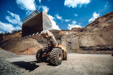 İnşaat alanında çalışan endüstriyel tekerlek yükleyici. Sanayi makineleri çakıl yükleme ve taşıma 