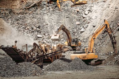 Endüstriyel çöp kamyonları, tekerlek yükleyici buldozer, kazıcı ve pist tipi kazıcı otoyol inşaatında çalışıyor, ağır iş makineleri faaliyeti