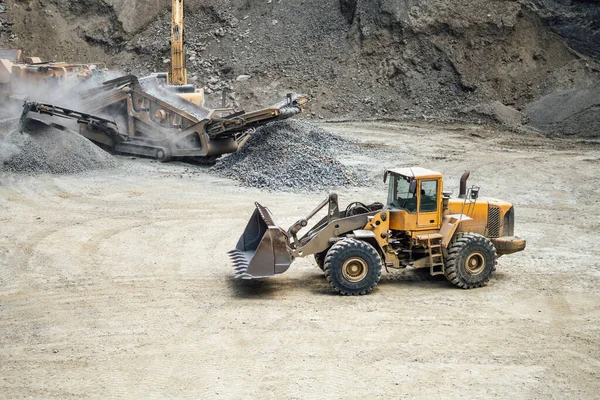 工业重型推土机在建筑工地搬运砾石 工地上的多个工业机械 — 图库照片