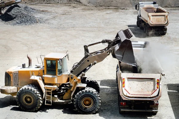 Carregador Rodas Com Colher Trabalhando Local Construção Carregamento Cascalho Caminhões — Fotografia de Stock