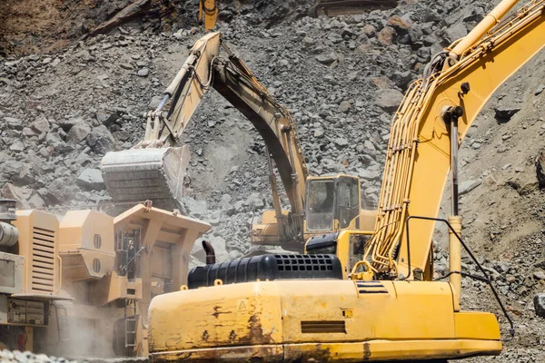 Close Details Industrial Excavator Working Construction Site Loading Rock Crusher — Stock Photo, Image