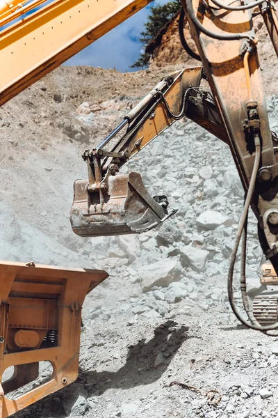 闭路细节轨道式挖掘机工业铲 在工地与挖掘机一起工作的工程师 — 图库照片