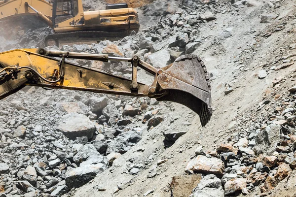履带式挖掘机 工业铲车 装载垃圾车 在露天矿场与挖掘机一起工作的工程师 — 图库照片