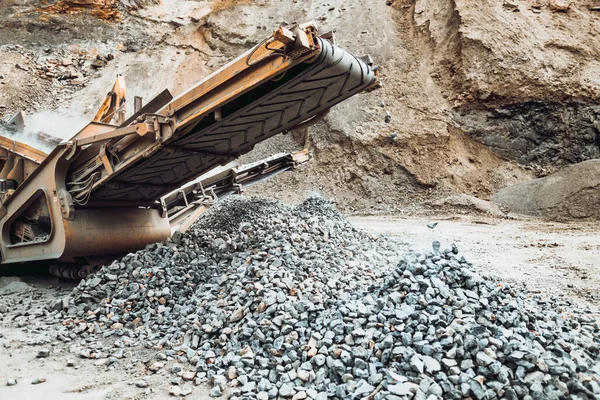 矿石采石场的工业破石船花岗岩碎石机 工业详情 — 图库照片