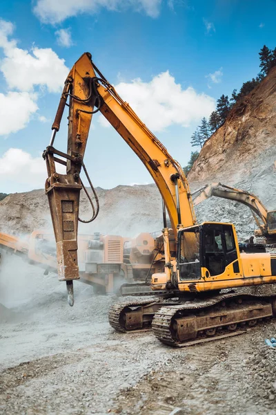 工业履带式挖掘机 将矿石和石料从公路工地装入垃圾车 — 图库照片