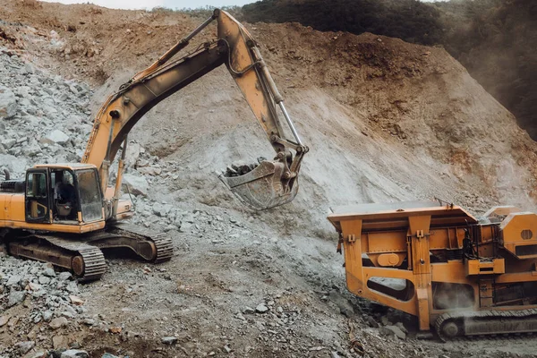 Grävmaskiner För Grävning Och Lastning Bergkross Vid Stenbrott Eller Byggarbetsplatser — Stockfoto