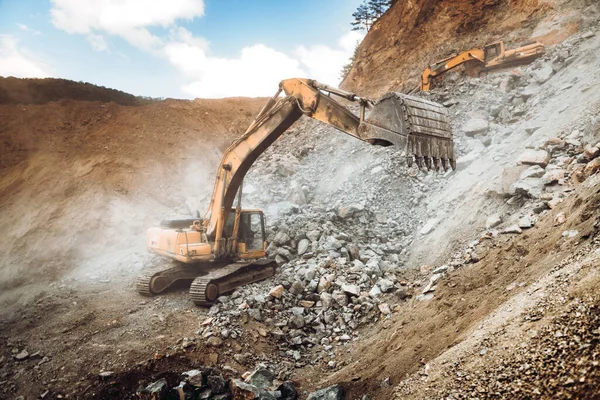 工业重型挖掘机在公路工地搬运砾石 工地上的多个工业机械 — 图库照片