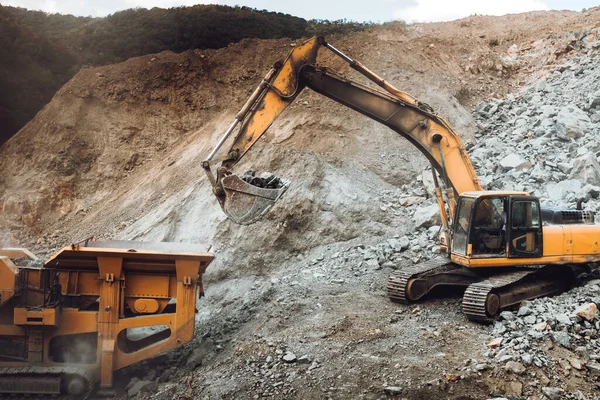 Endüstriyel Yol Kazıcı Bir Taş Ocağında Inşaat Alanında Kaya Kırıcı — Stok fotoğraf