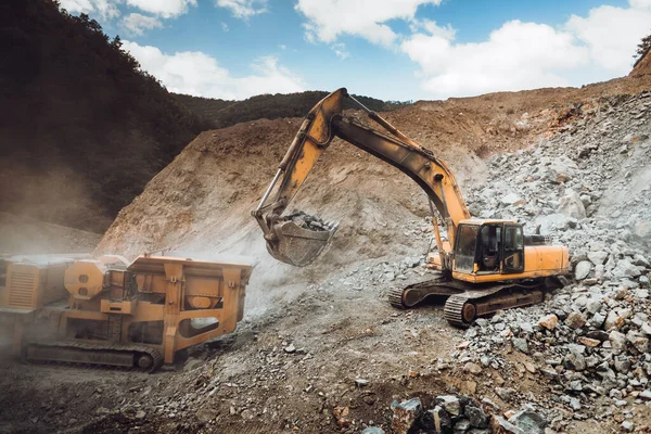 Excavadora Industrial Servicio Pesado Moviendo Grava Sitio Construcción Carreteras Múltiples — Foto de Stock