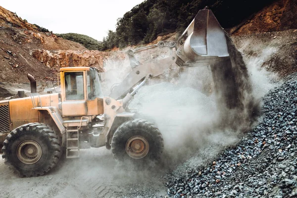 Cargador Ruedas Industrial Que Mueve Grava Piedra Sitio Construcción Múltiples —  Fotos de Stock