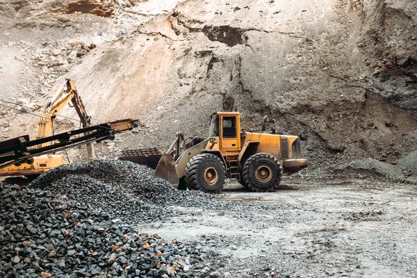 矿石采石场上的工业机械 重型挖掘机搬运砾石和岩石 装卸卸料卡车和碎石机 — 图库照片