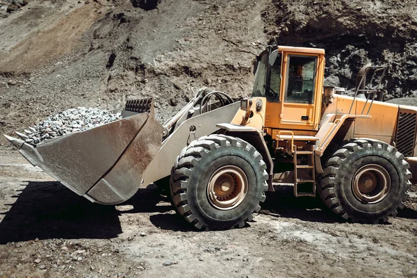 鉱山現場での重機の詳細を閉じます 砂利やダンパートラックを輸送ホイールローダー — ストック写真