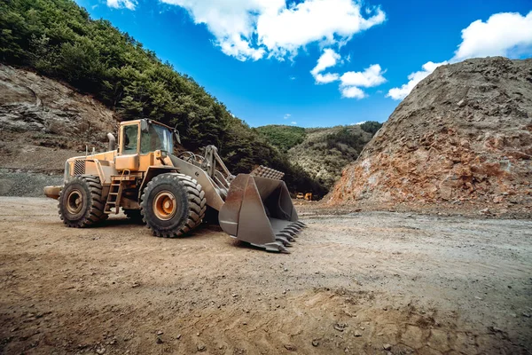在建筑工地工作的工业轮式装载机 将砂砾装卸入垃圾车 采矿详情和矿石采石场 — 图库照片