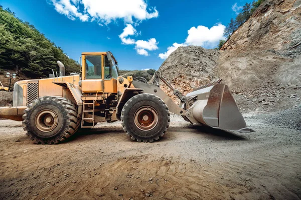 在采石场工作的重型轮式挖掘机 采矿业 — 图库照片