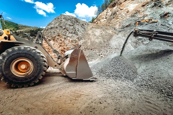 在采石场工作的重型轮式挖掘机 采矿工业建筑工地上的车辆 — 图库照片