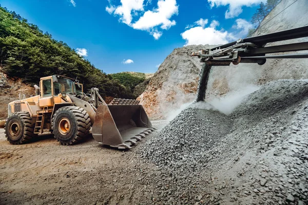 Těžební Průmysl Těžký Kolový Nakladač Buldozer Nakládající Žulovou Horninu Nebo — Stock fotografie