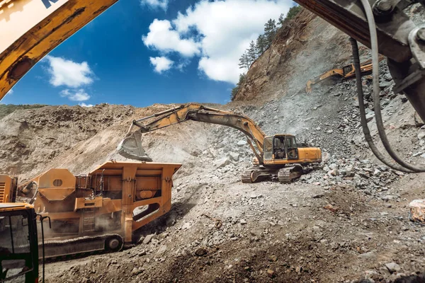 Industria Delle Costruzioni Escavatore Binario Pesante Che Carica Roccia Granitica — Foto Stock