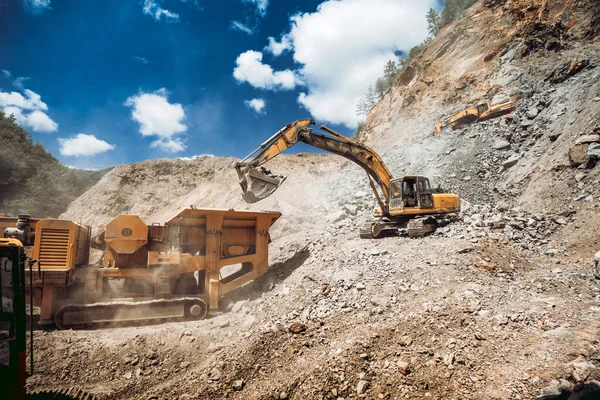 采矿和建筑业 工业挖掘机将岩石和砾石装入机械 — 图库照片