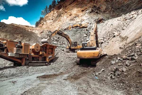 Bıçaklı Bir Buldozer Inşaat Alanına Çöp Kamyonu Yüklüyor Kazıcı Makine — Stok fotoğraf