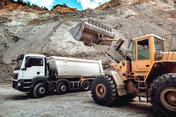 Buldózer Cargador Ruedas Con Camiones Volquete Carga Cuchillas Sitio Construcción — Foto de Stock