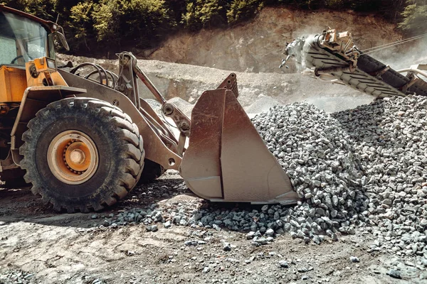 Máquina Cargadora Ruedas Descargando Rocas Mina Cielo Abierto Cantera Mineral —  Fotos de Stock