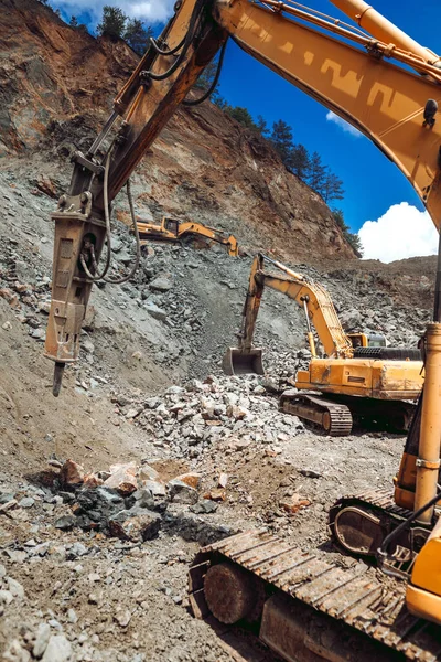 掘削機 建設現場で働くトラックタイプのブルドーザーと掘削機 採石場と花崗岩の採石場 — ストック写真