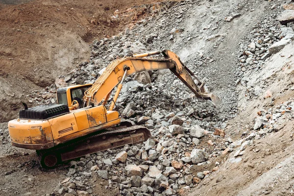 在工地拆除和建筑工地工作的液压破碎机和履带式挖掘机 — 图库照片