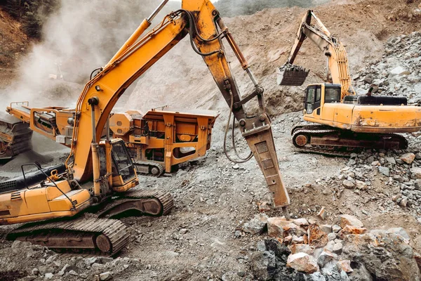 液压破碎机和履带式挖掘机的反铲机械工作 露天采矿场 矿石采石场的工业机械 — 图库照片