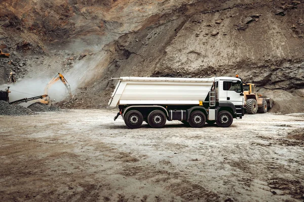 Camiones Volquete Industriales Que Trabajan Construcción Carreteras Carga Descarga Grava —  Fotos de Stock